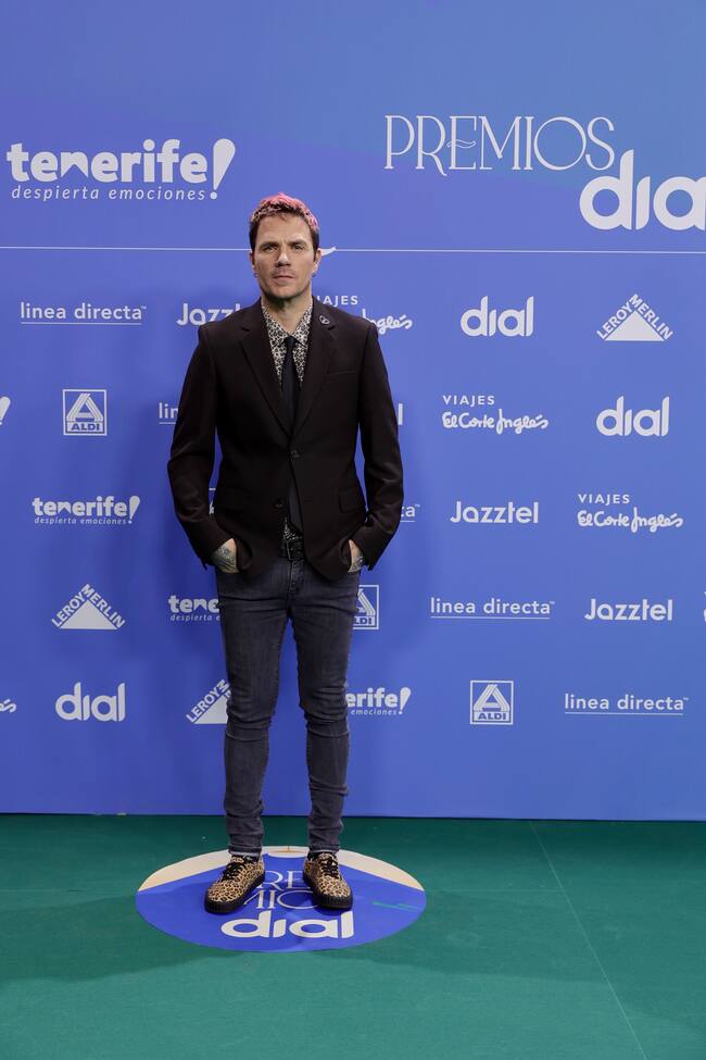 Estamos en la era rosa para Dani Martín que si bien cambia su color de pelo de vez en cuando, permanece fijos sus pitillos negros. En esta ocasión, combinados con chaqueta y corbata, aunque lo que más llamaba la atención era esa combinación de camisa y sneakers animal print.