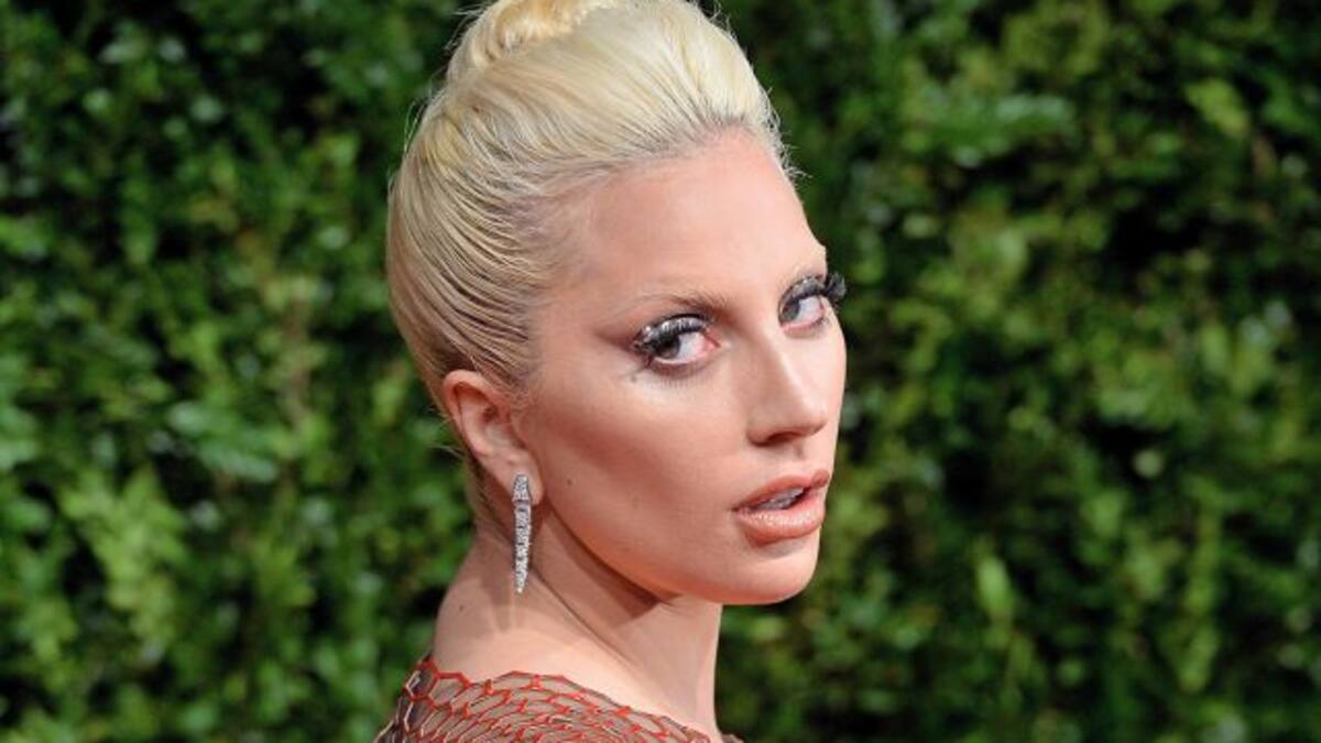 Lady Gaga se tatúa la cara de un famoso cantante