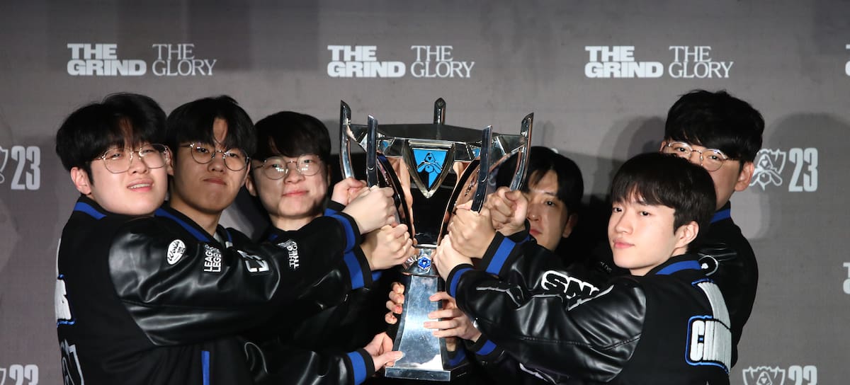 T1 con la copa de 'Los Worlds' de League of Legends en 2023