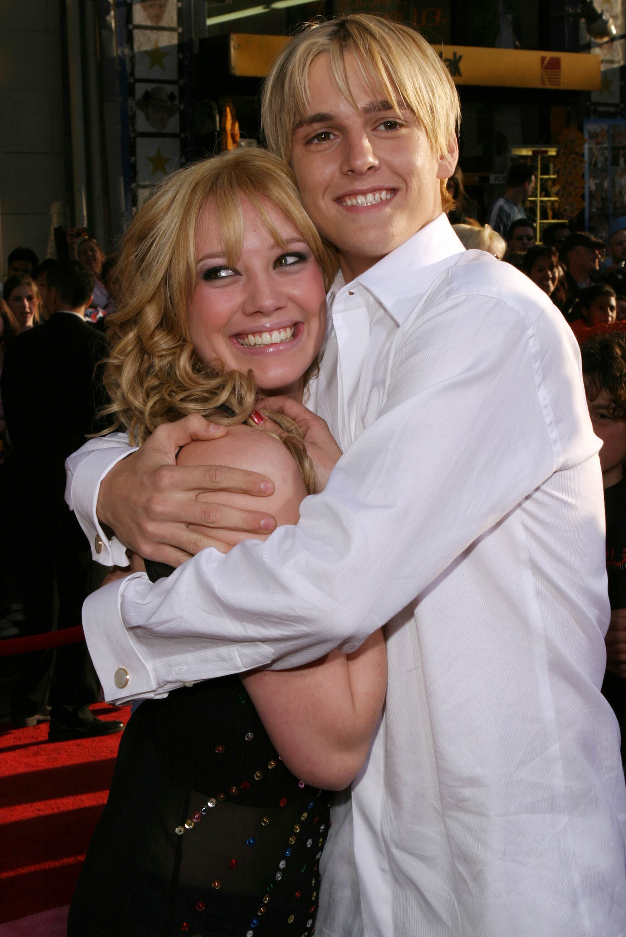 Hilary Duff y Aaron Carter en la premiere de The Lizzy McGuire Movie