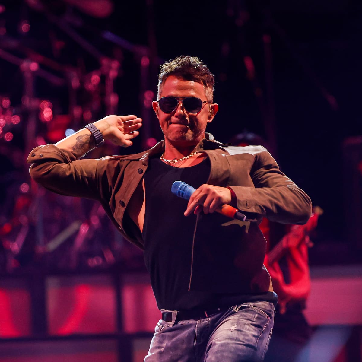 Alejandro Sanz cierra gira por Estados Unidos cantando ‘Corazón partío’ con Stephanie Cayo y beso incluido sobre el escenario
