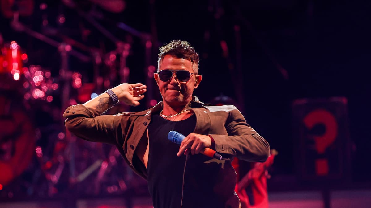 Alejandro Sanz cierra gira por Estados Unidos cantando ‘Corazón partío’ con Stephanie Cayo y beso incluido sobre el escenario