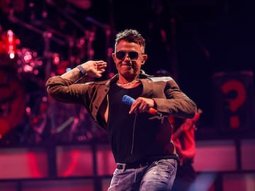 Alejandro Sanz cierra gira por Estados Unidos cantando ‘Corazón partío’ con Stephanie Cayo y beso incluido sobre el escenario