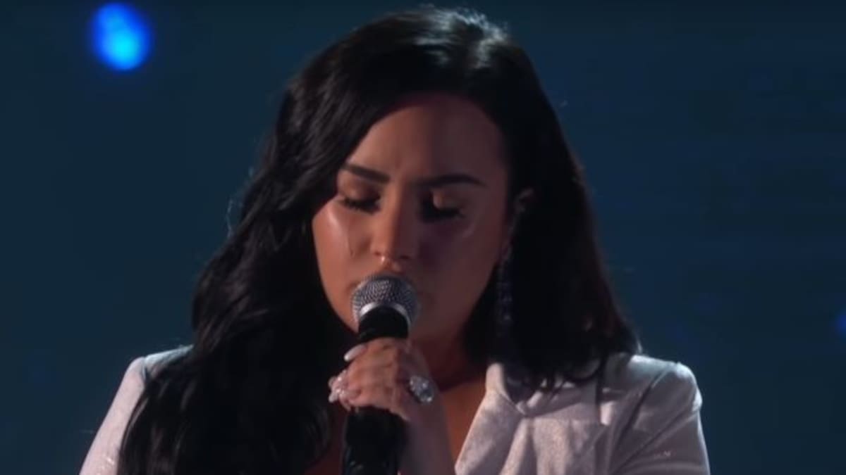 Demi Lovato rompe a llorar con Anyone en su regreso al escenario