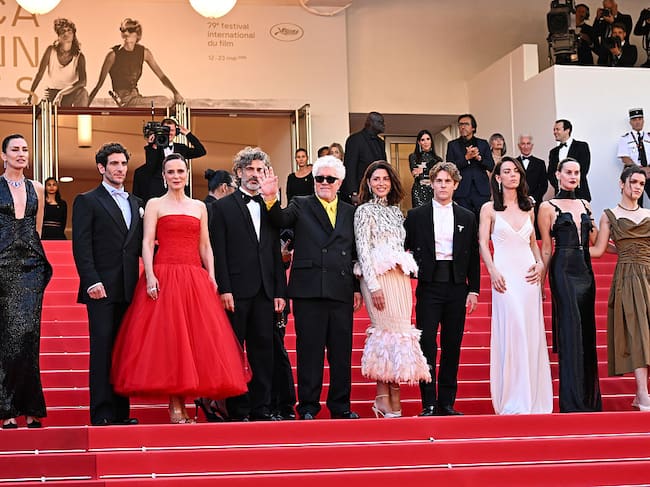 El reparto de 'Amarga Navidad' junto a Almodóvar en Cannes 2026