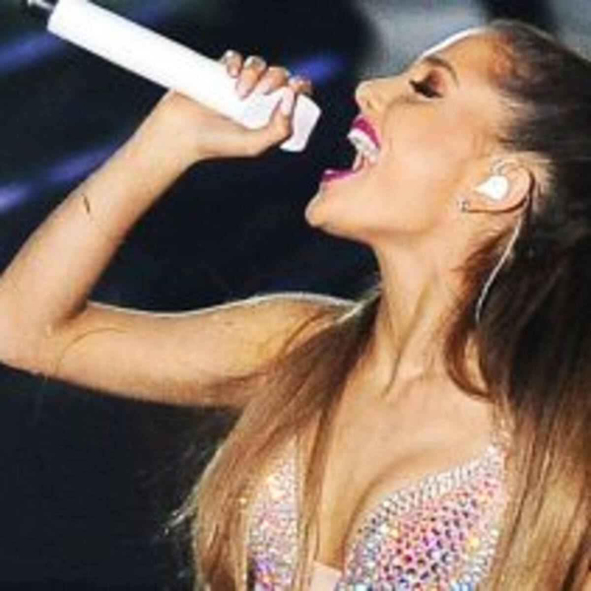 Ariana besó a su novio en medio del show