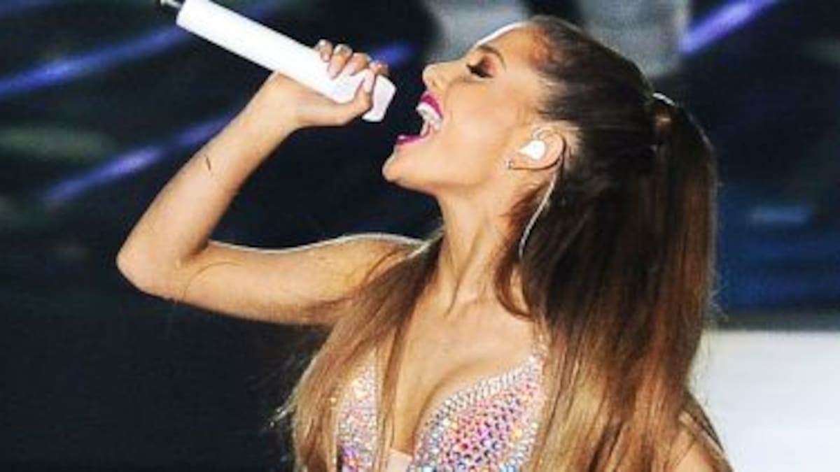 Ariana besó a su novio en medio del show