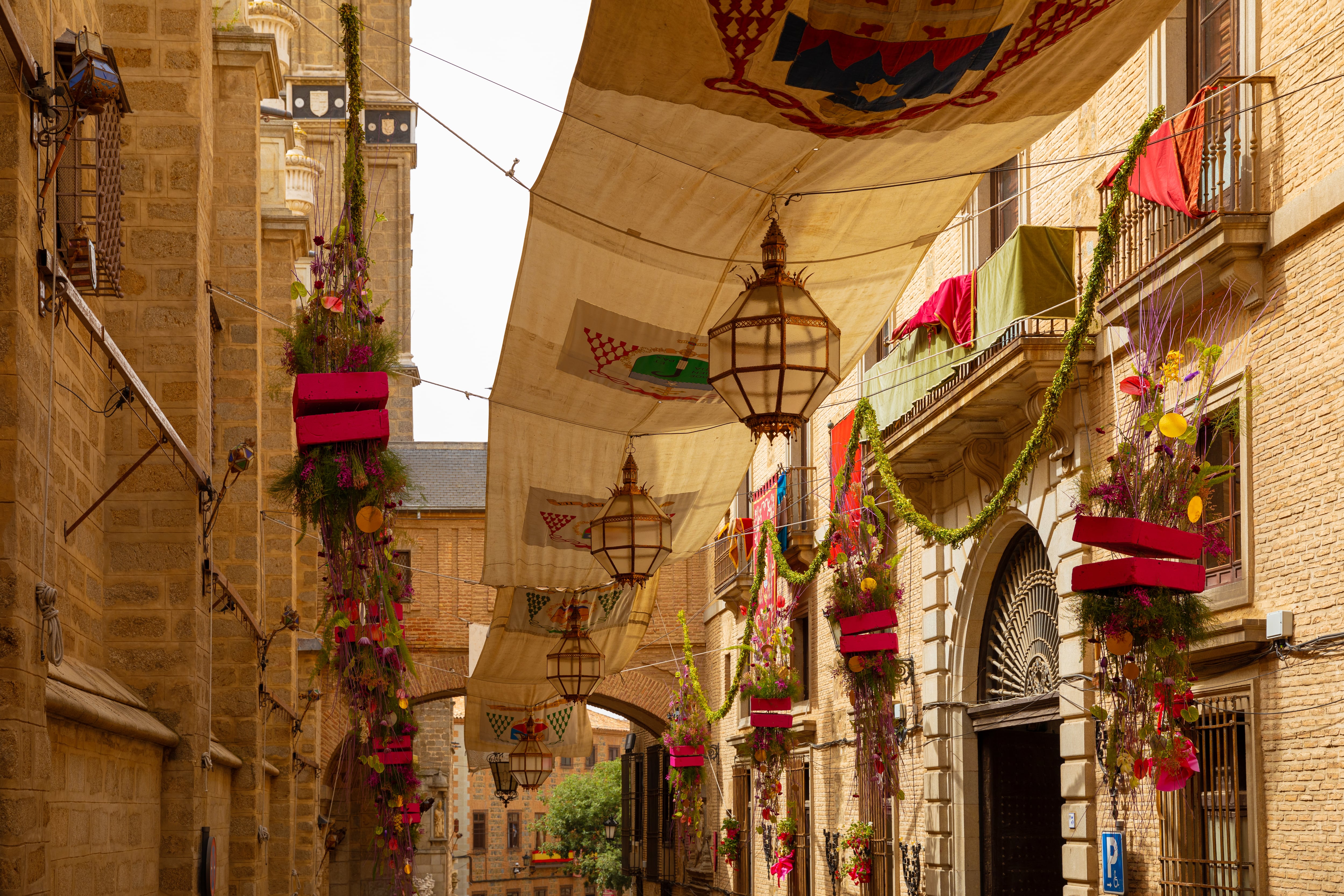 Calle de Toledo decorada para la celebración del Corpus Christi.