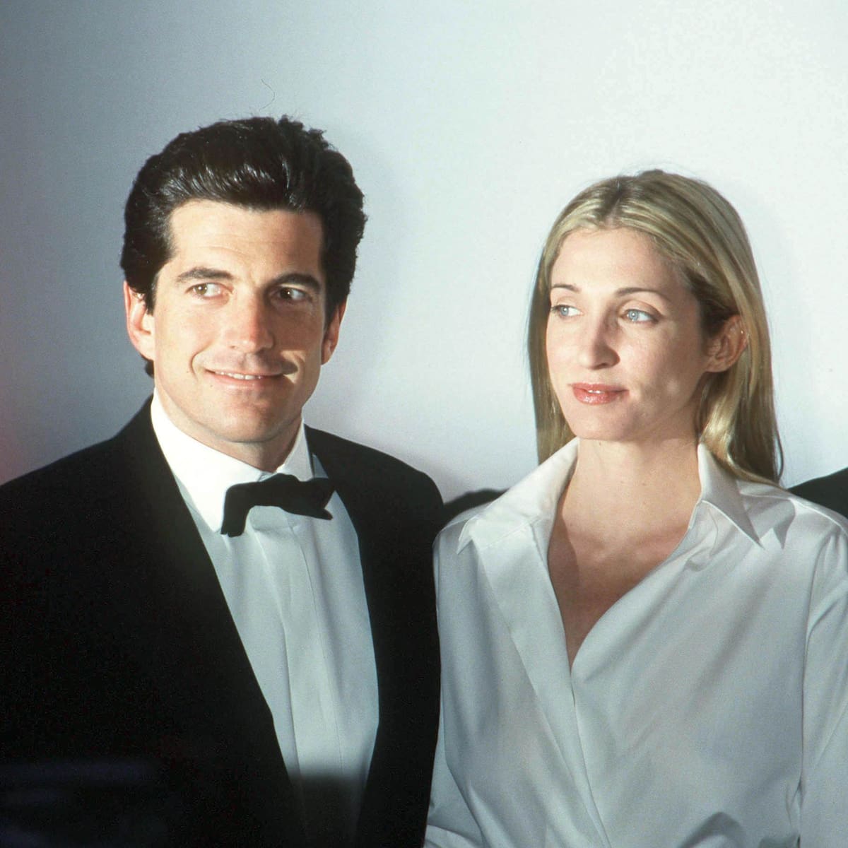 Verdades y mentiras de 'Love Story': la historia de amor real de John F. Kennedy Jr. y Carolyn Bessette que acaparó titulares en los 90