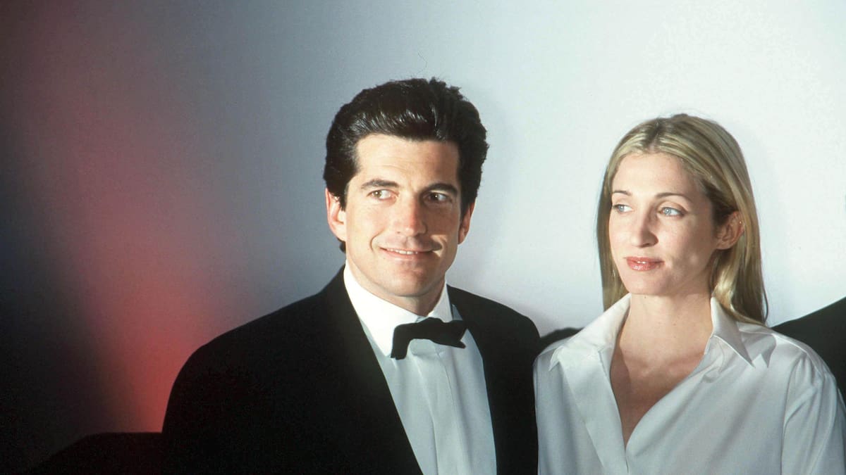 Verdades y mentiras de 'Love Story': la historia de amor real de John F. Kennedy Jr. y Carolyn Bessette que acaparó titulares en los 90