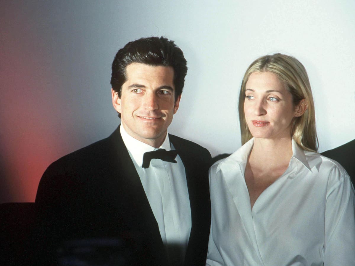 Verdades y mentiras de 'Love Story': la historia de amor real de John F. Kennedy Jr. y Carolyn Bessette que acaparó titulares en los 90