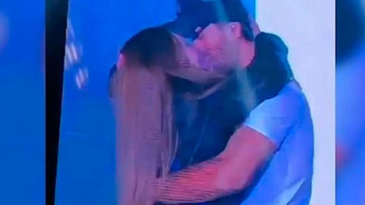 El apasionado beso de Enrique Iglesias con una fan