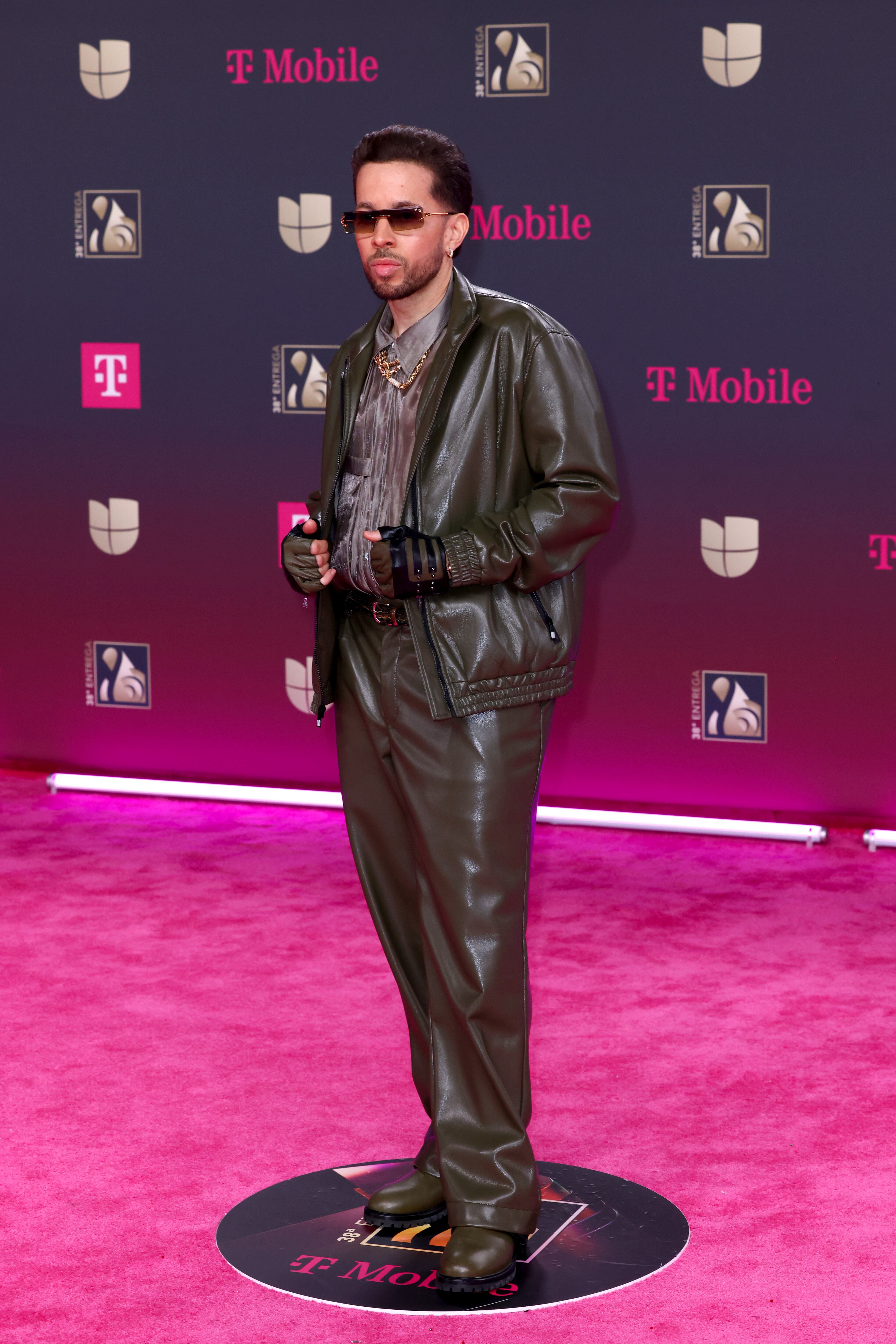 Marrón o negro, parece que esos fueron los colores de las apuestas masculinas en esta alfombra y De La Guetto se decantó por la segunda en versión cuero.