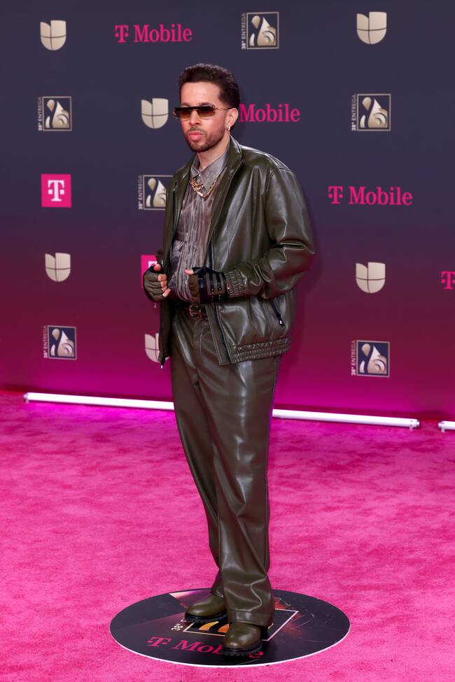 Marrón o negro, parece que esos fueron los colores de las apuestas masculinas en esta alfombra y De La Guetto se decantó por la segunda en versión cuero.