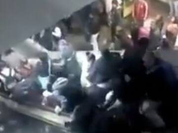 Colapsan escaleras en el metro Tacubaya, provocan avalancha humana