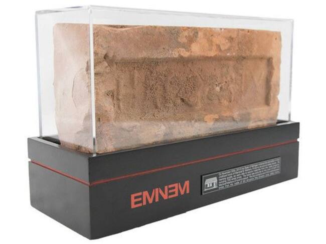 Uno de los ladrillos de la casa de la infancia de Eminem que el artista vende