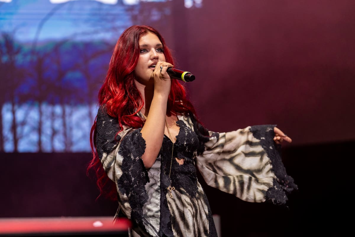 Samuraï desplegó sensibilidad y potencia emocional en LOS40 Primavera Pop, firmando una de las actuaciones más intensas de la noche. Su honestidad sobre el escenario y la fuerza de sus canciones conectaron de lleno con el público.