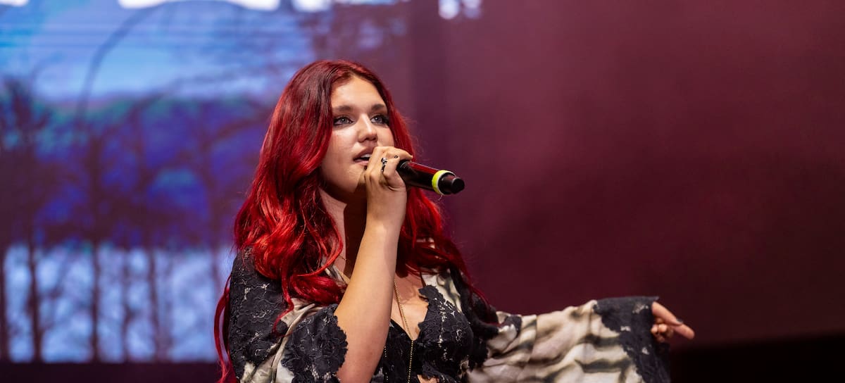 Samuraï desplegó sensibilidad y potencia emocional en LOS40 Primavera Pop, firmando una de las actuaciones más intensas de la noche. Su honestidad sobre el escenario y la fuerza de sus canciones conectaron de lleno con el público.