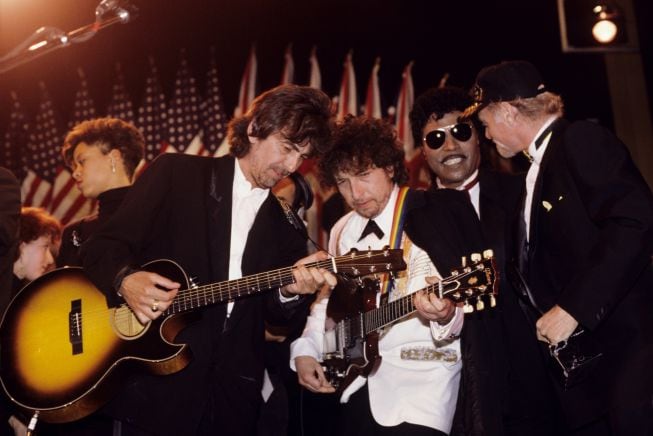 George Harrison, Bob Dylan, Little Richard y Mike Love de Beach Boys, actuando en 1988.