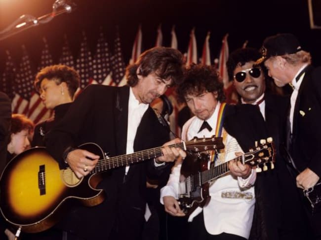 George Harrison, Bob Dylan, Little Richard y Mike Love de Beach Boys, actuando en 1988.