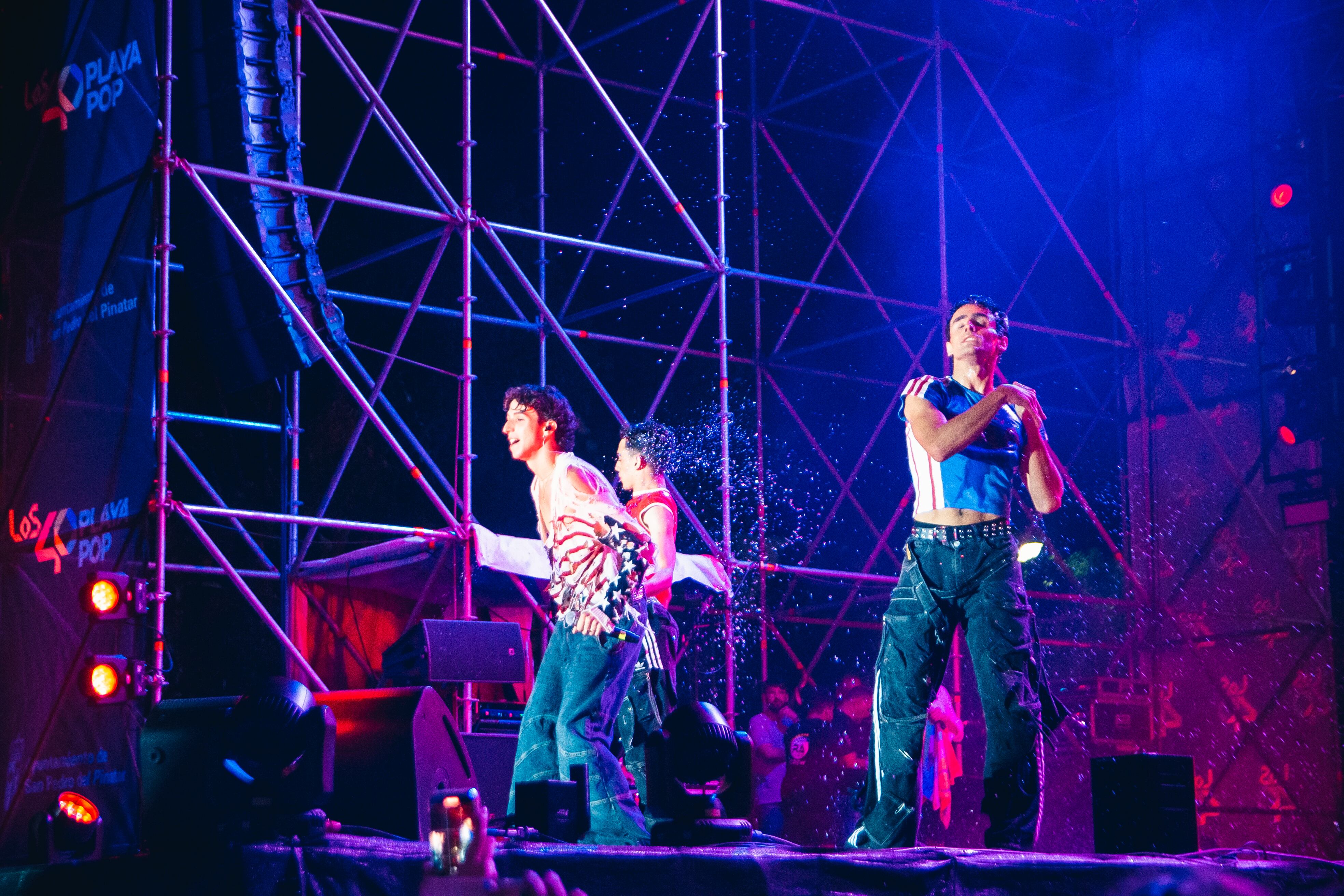 Mayo estrenó 'So Cute' y puso a todas 'Mis Nenas' de la explanada de Lo Pagán a bailar. 