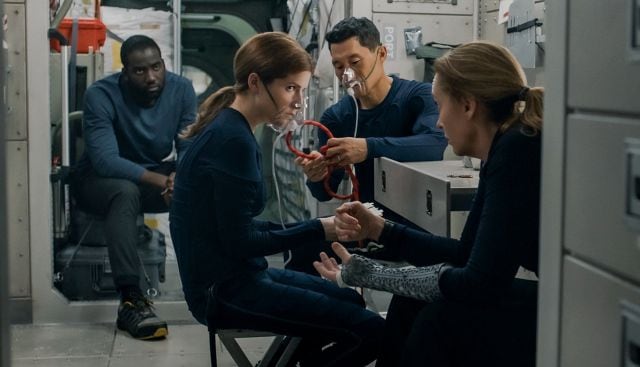 (De izq a der) Shamier Anderson, Anna Kendrick, Daniel Dae Kim y Toni Collette en una escena de &#039;Polizón&#039;