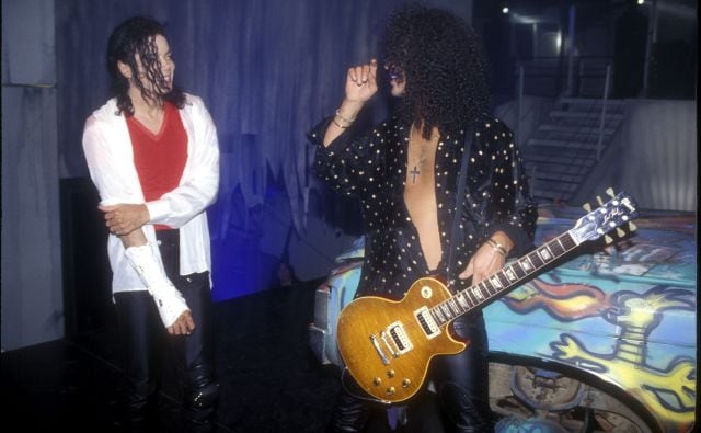 Michael Jackson y Slash, durante el rodaje del videoclip de &#039;Give in to me&#039;, el 22 de noviembre de 1990