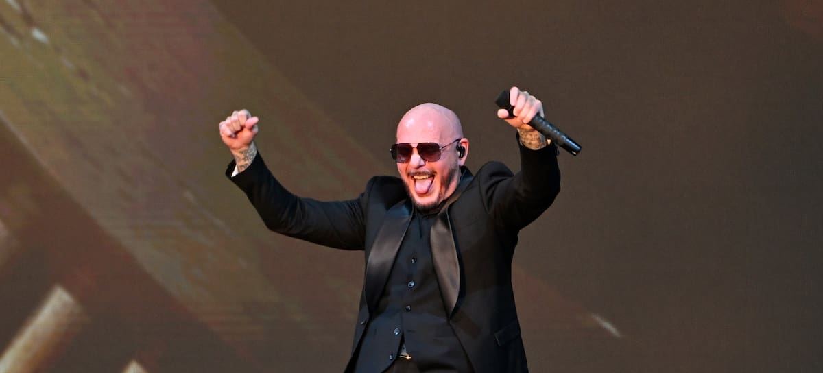 LONDRES, INGLATERRA - 10 DE JULIO: Pitbull celebra en el escenario tras recibir el título del récord mundial Guinness por la "mayor concentración de personas con gorros para simular la calvicie" durante el evento BST Hyde Park 2026 en Hyde Park, Londres, Inglaterra. (Foto de Matthew Baker/Getty Images)