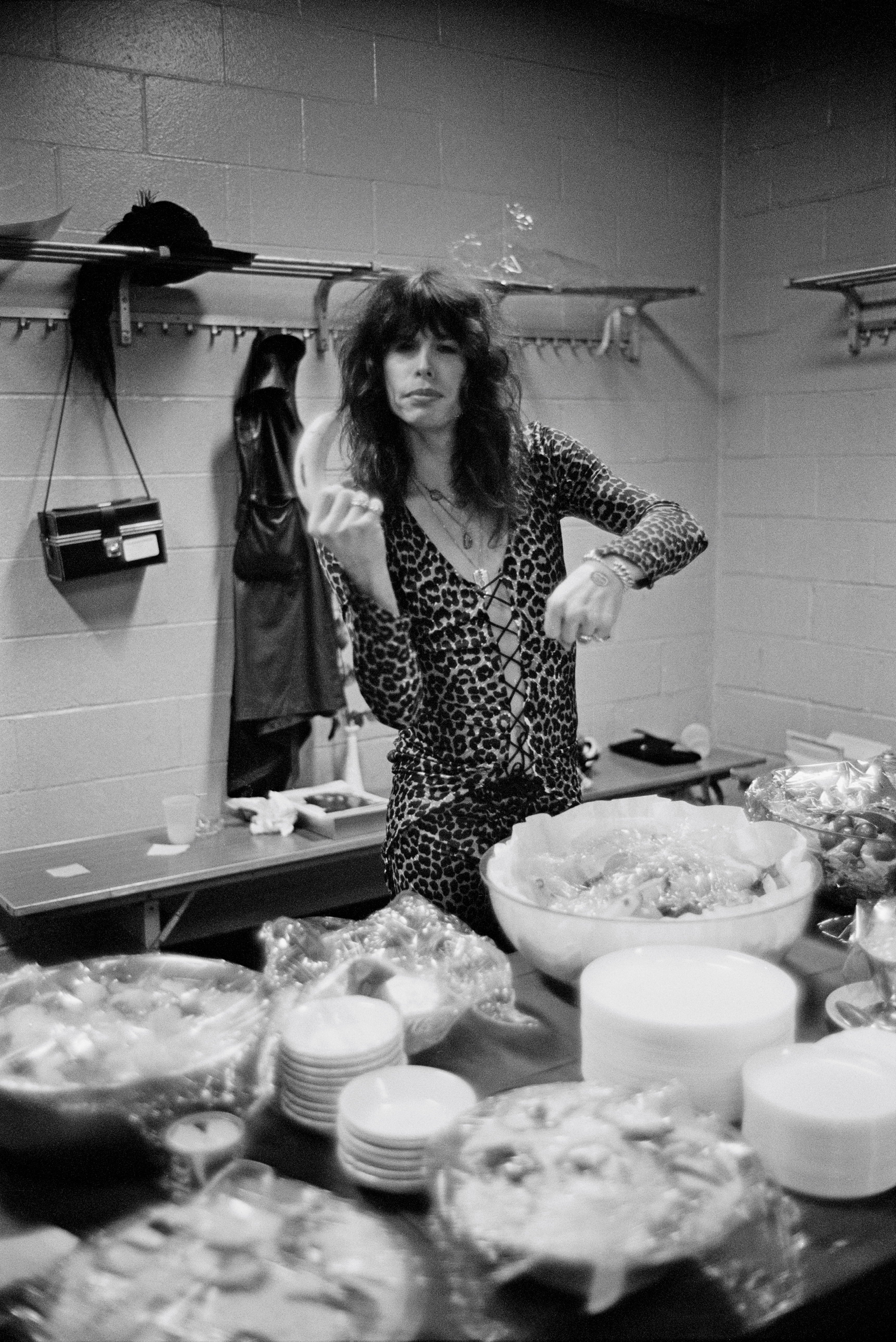 Steven Tyler de Aerosmith preparándose en el backstage antes de su concierto en el Madison Square Garden en Nueva York el 10 de mayo de 1976