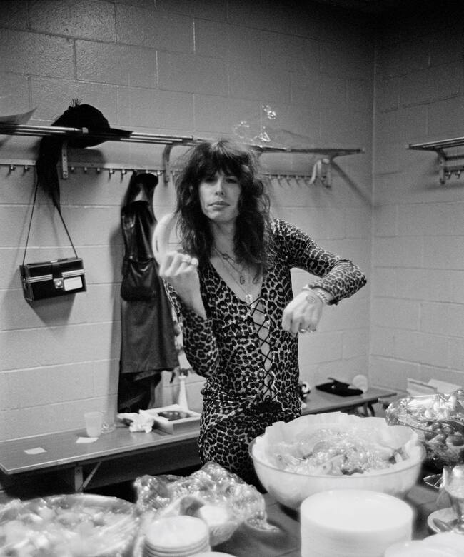 Steven Tyler de Aerosmith preparándose en el backstage antes de su concierto en el Madison Square Garden en Nueva York el 10 de mayo de 1976