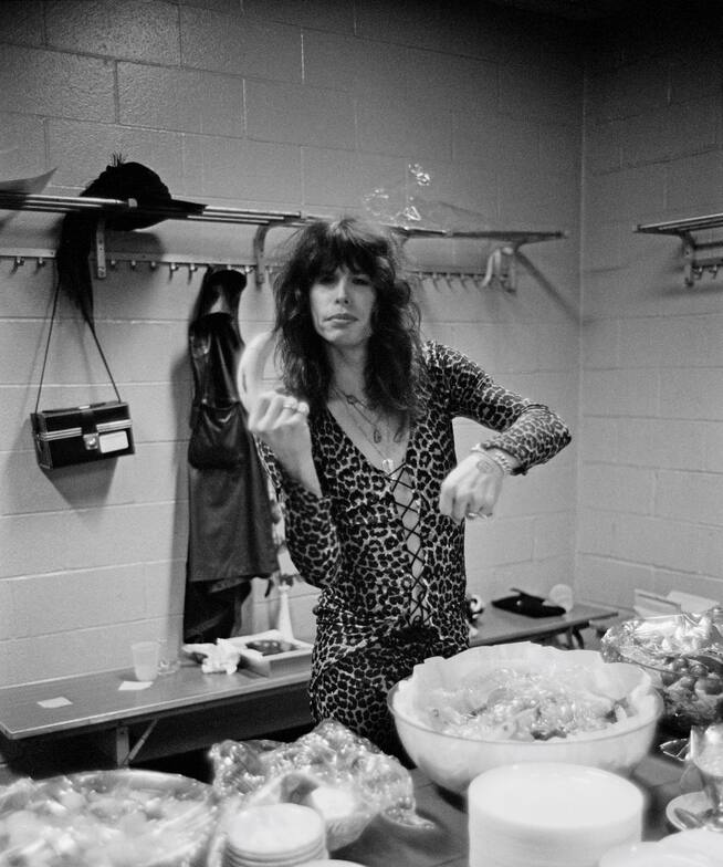 Steven Tyler de Aerosmith preparándose en el backstage antes de su concierto en el Madison Square Garden en Nueva York el 10 de mayo de 1976