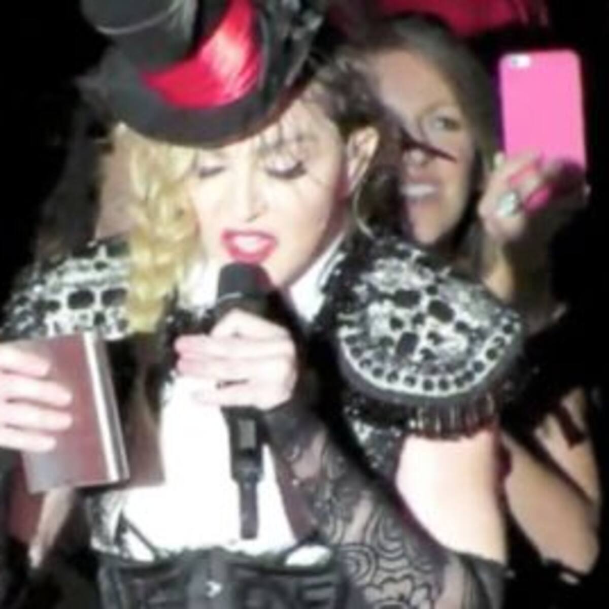 Acusan a Madonna de subir al escenario con unas copitas de más