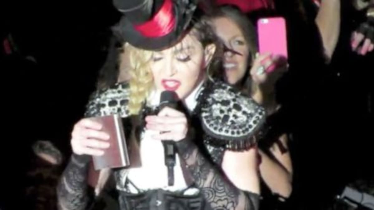 Acusan a Madonna de subir al escenario con unas copitas de más