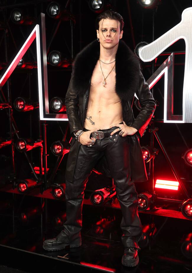 Si algo compartían Yungblud y Ozzy Osbourne era ese gusto por lo irreverente y oscuro. Él se encargaba de su homenaje y derrochó actitud en la alfombra roja a la que llegó luciendo torso también.