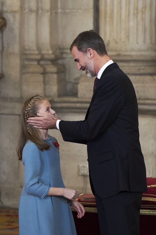 Gestos de cariño entre el Rey Felipe VI y su hija, la princesa Leonor.