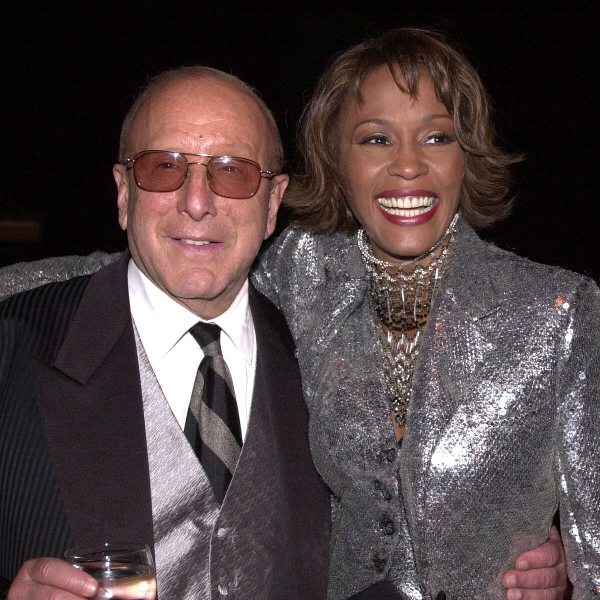 Muere Clive Davis a los 94 años: el último creador de estrellas pop que descubrió a Whitney Houston