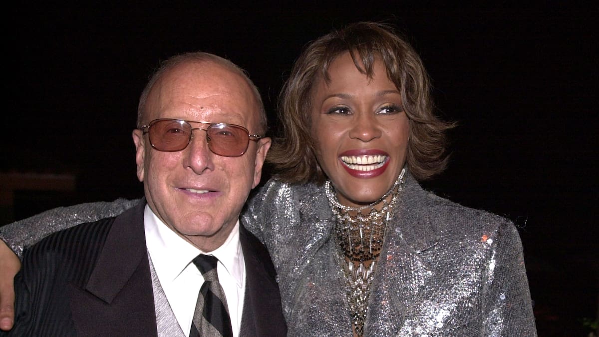 Muere Clive Davis a los 94 años: el último creador de estrellas pop que descubrió a Whitney Houston