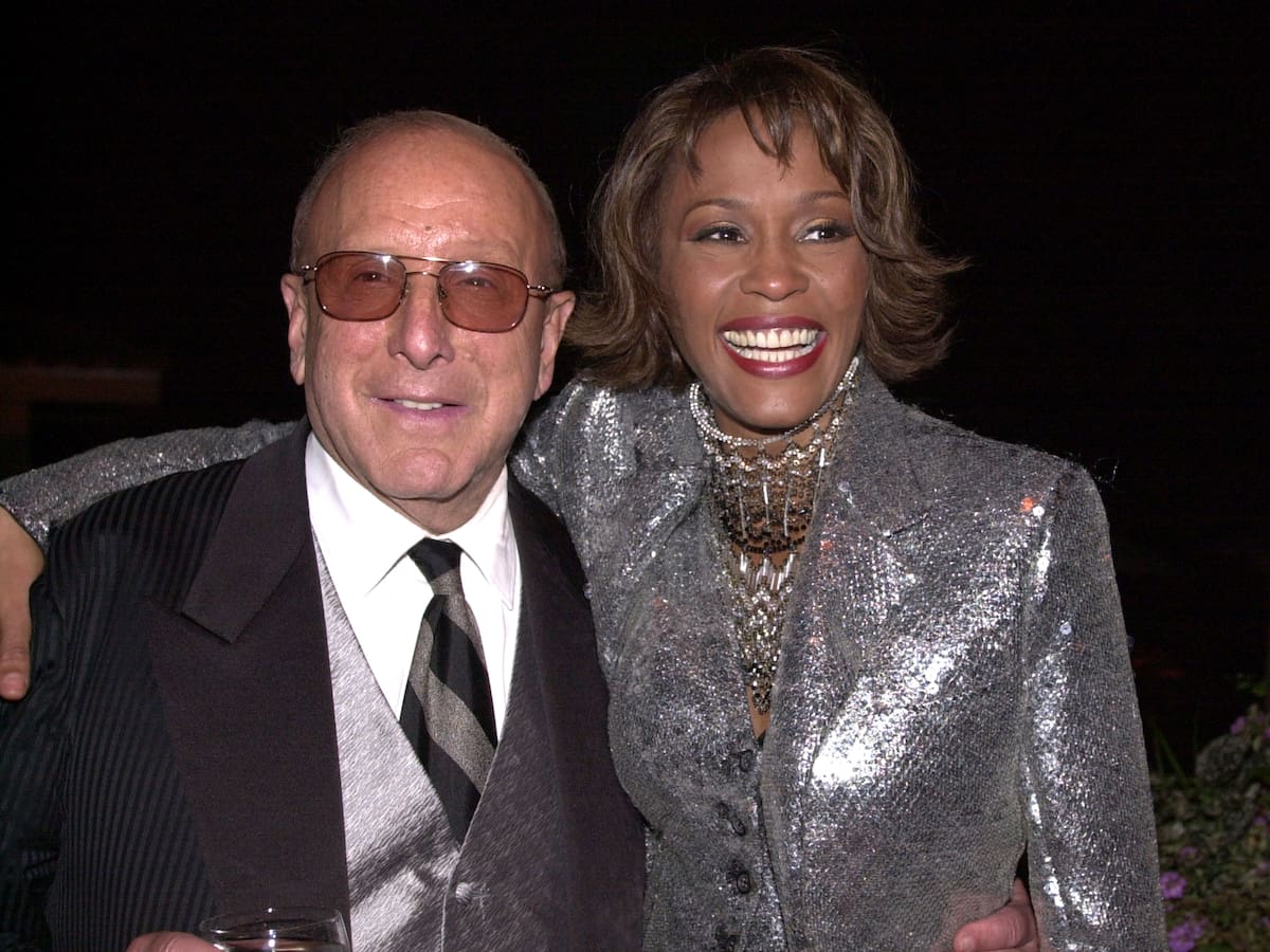 Muere Clive Davis a los 94 años: el último creador de estrellas pop que descubrió a Whitney Houston