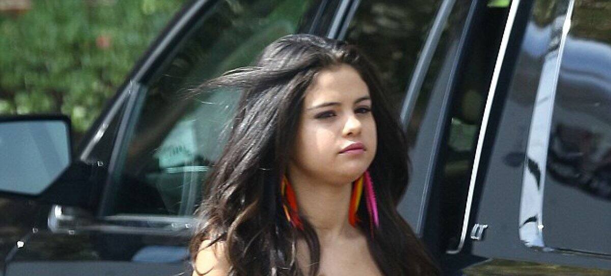 Selena Gómez se exedió y se puso medias cortas con zapatos al estilo "Barbie", qué le pasó?
