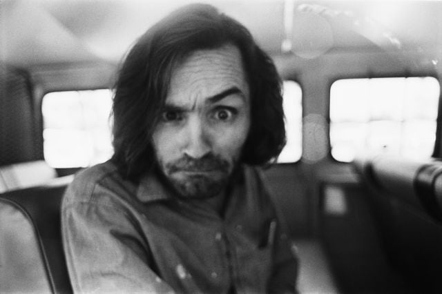 El criminal Charles Manson, retratado en Los Ángeles en 1970. La cámara le capta en un furgón policial cuando se dirigía a prestar declaración por el asesinato de Gary Hinman.