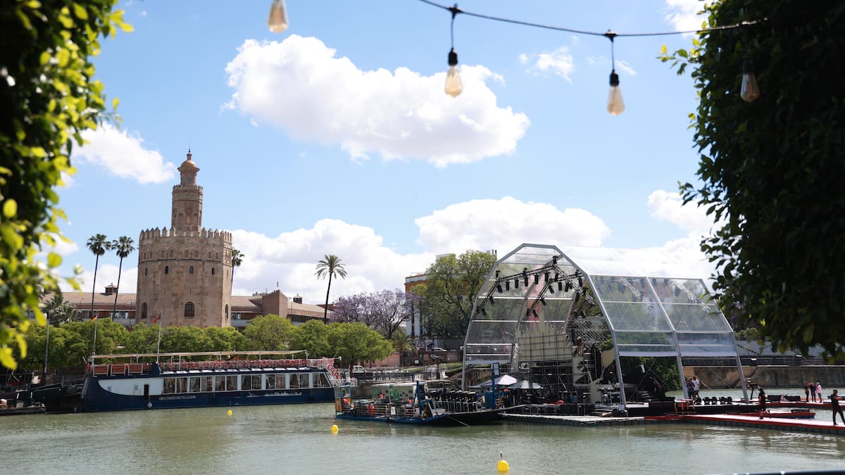 Macroconcierto gratis de... ¿Rosalía? en Sevilla: a qué hora y dónde ver 'La Jarana en el Guadalquivir' de Netflix