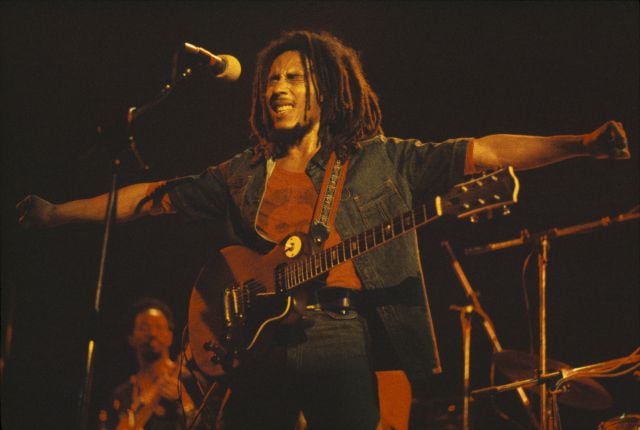 Bob Marley y sus músicos en un concierto de Inglaterra en 1976.