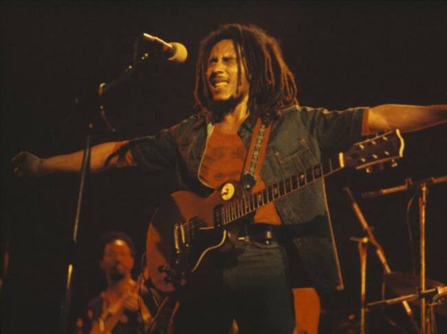 Bob Marley y sus músicos en un concierto de Inglaterra en 1976.