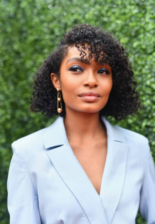 La actriz Yara Shahidi, que dará vida a Campanilla en 'Peter Pan y Wendy', posa para los premios MTV en Santa Mónica, California, en junio de 2018