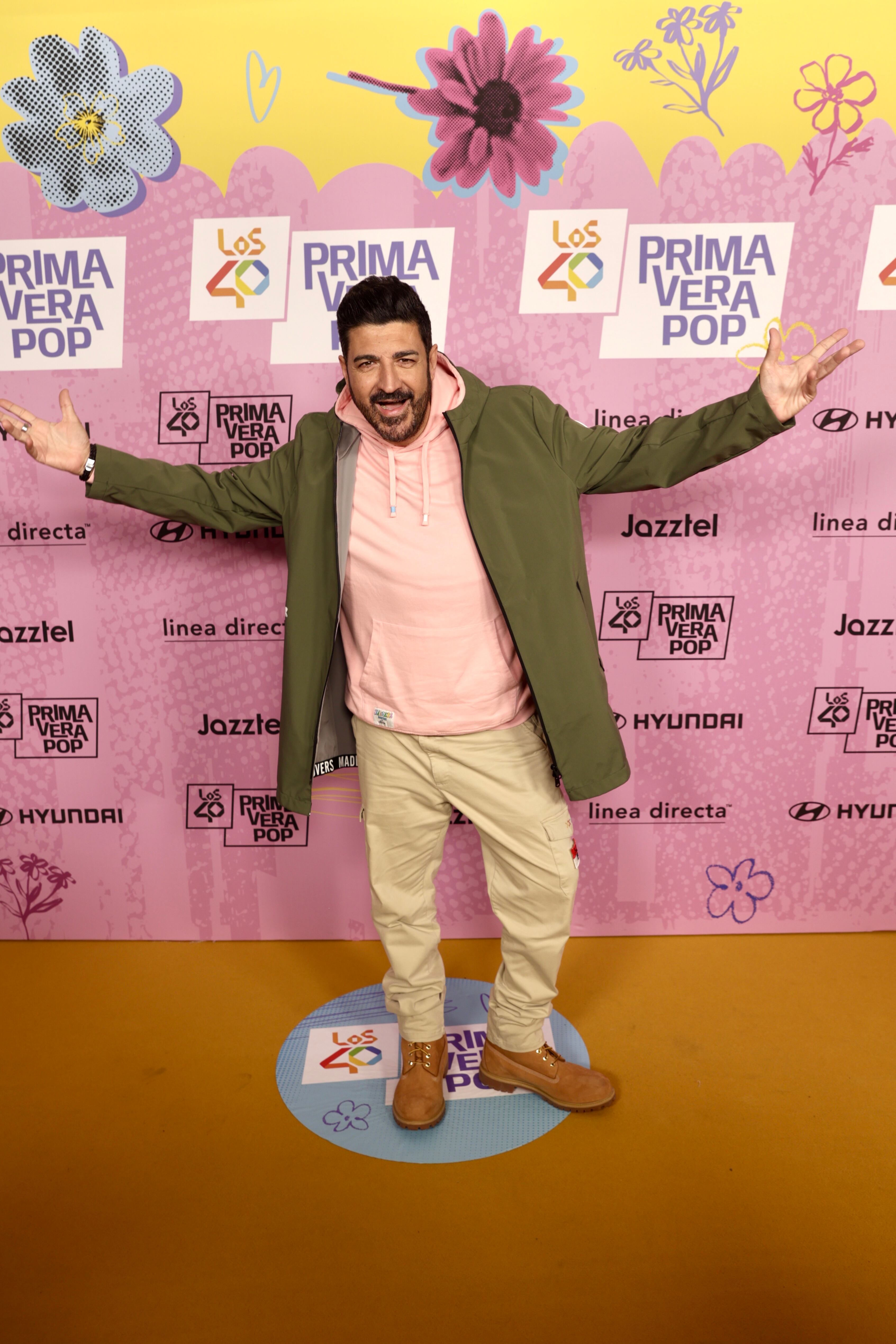 El veterano entre los veteranos de LOS40 Primavera Pop, Tony Aguilar, traía toda la ilusión por el Festival que ha visto nacer y lo hacía apostando por el rosa, como alguno más.