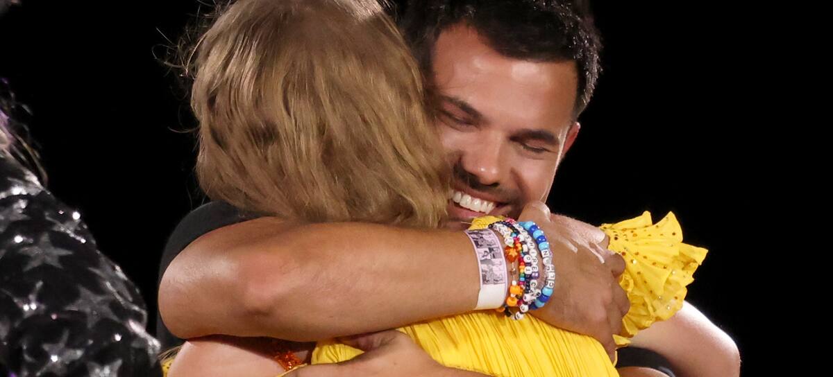 Taylor Lautner abraza a Taylor Swift en su concierto de Kansas
