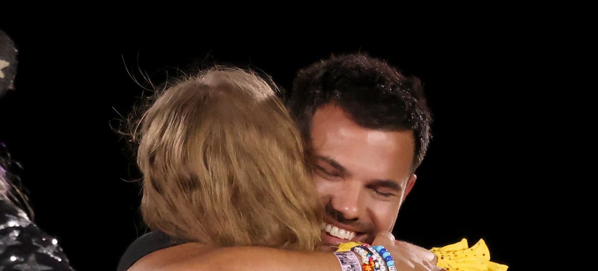 Taylor Lautner abraza a Taylor Swift en su concierto de Kansas