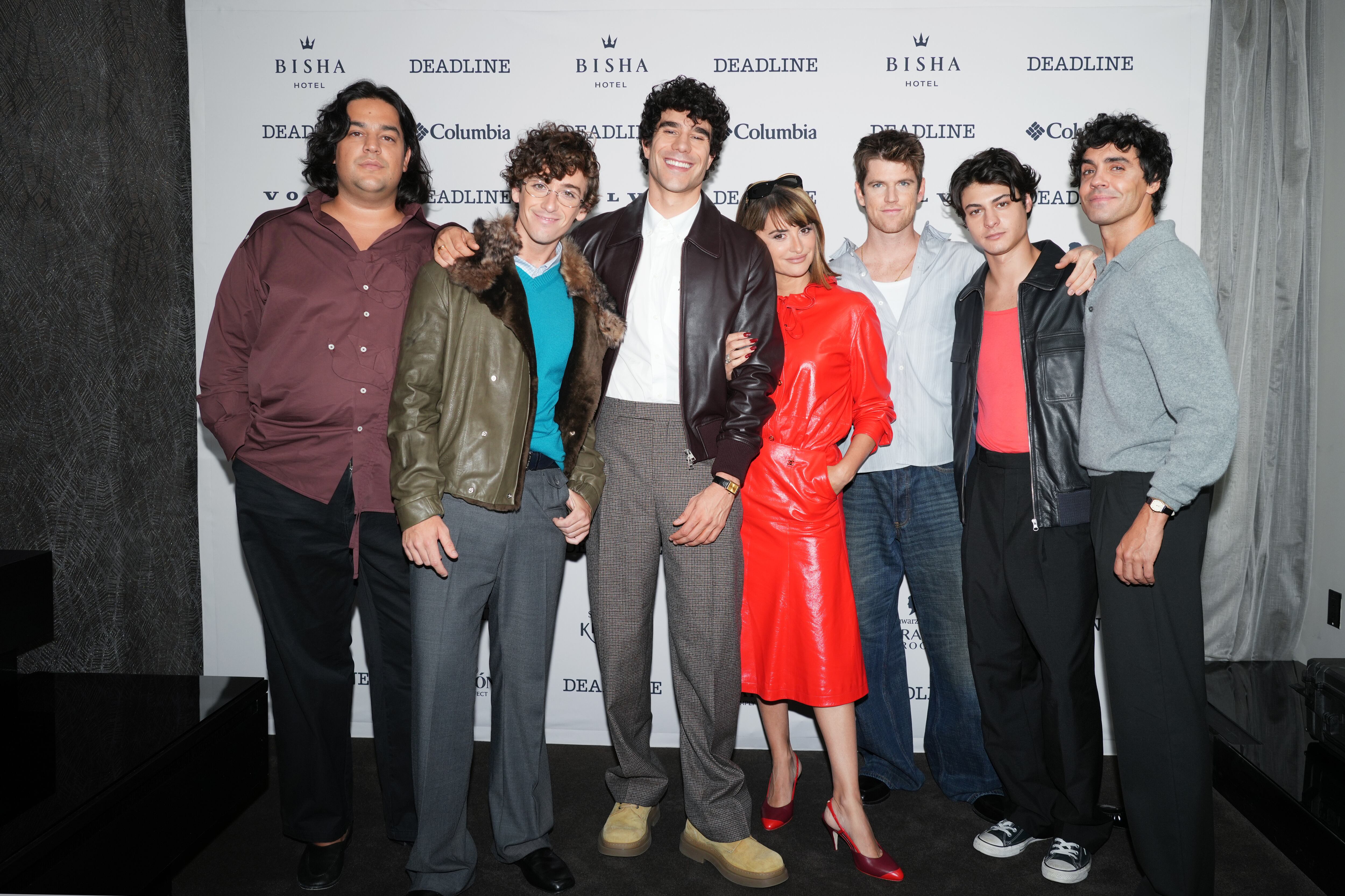 Carlos González, Guitarricadelafuente, Javier Calvó, Penélope Cruz, Miguel Bernardeau, Milo Quifes y Javier Ambrossi de "La Bola Negra" en el Deadline Studio durante el día 3 del Festival de Cine de Toronto 2026 celebrado en el Hotel Bisha el 13 de septiembre de 2026 en Toronto, Canadá. (Foto de Celene Tang/Deadline vía Getty Images)