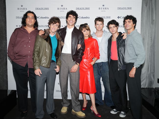 Carlos González, Guitarricadelafuente, Javier Calvó, Penélope Cruz, Miguel Bernardeau, Milo Quifes y Javier Ambrossi de "La Bola Negra" en el Deadline Studio durante el día 3 del Festival de Cine de Toronto 2026 celebrado en el Hotel Bisha el 13 de septiembre de 2026 en Toronto, Canadá. (Foto de Celene Tang/Deadline vía Getty Images)