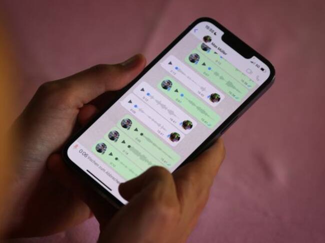Un usuario manda un audio en una conversación de WhatsApp.
